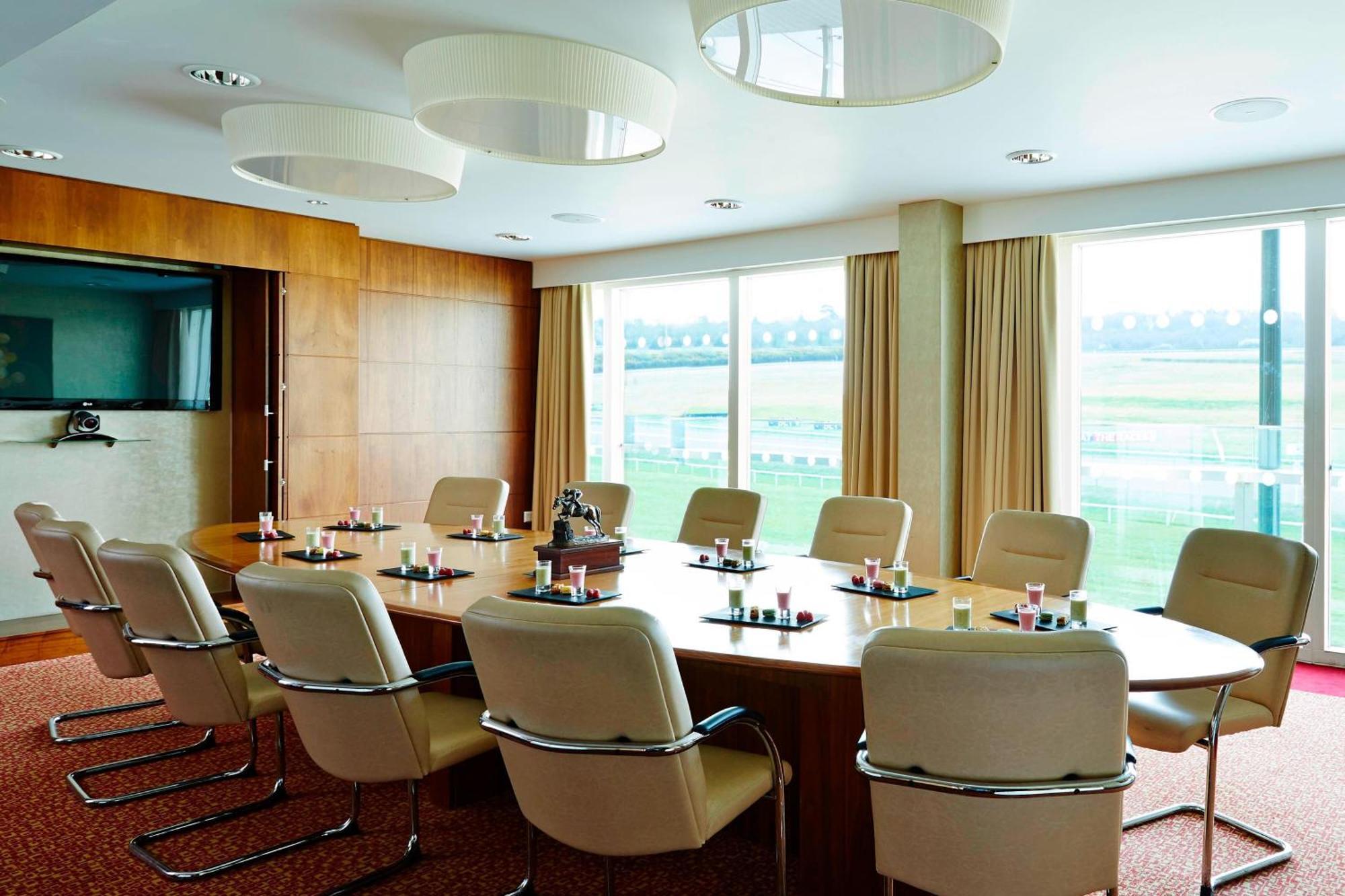 Lingfield Park Marriott Hotel & Country Club Экстерьер фото