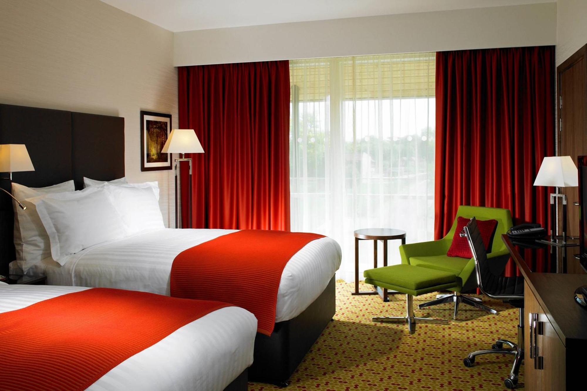 Lingfield Park Marriott Hotel & Country Club Экстерьер фото